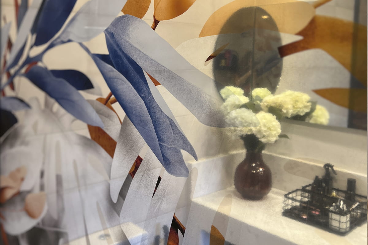 Cómo colocar vinilo en la mampara de baño